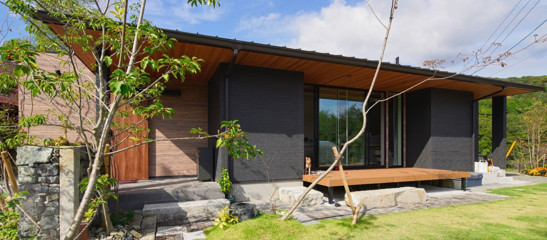 庭とウッドデッキのあるオーヴィジョンホームの平屋住宅