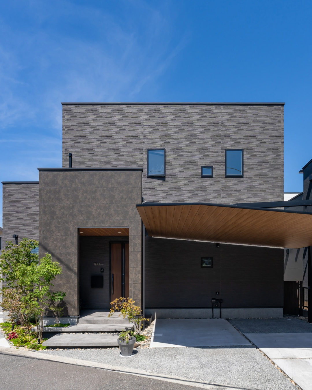 庭とウッドデッキのあるオーヴィジョンホームの平屋住宅
